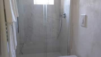 Een douche, een haardroger, een bidet, handdoeken