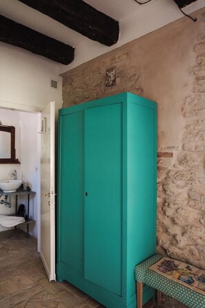 Shower, hair dryer, bidet, towels - Mondomini - Charming country house with views on sea, hills and mountains (Campofilone)