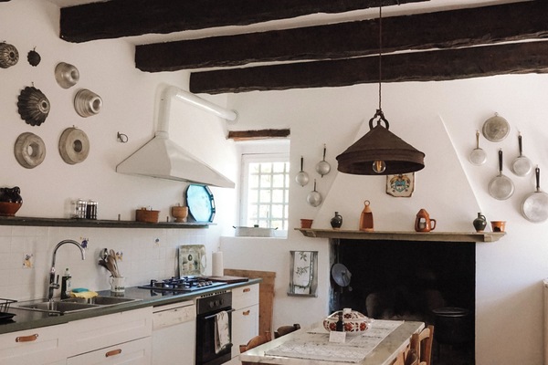 Frigorifero, piano cottura, pentole/stoviglie/utensili, tavolo da pranzo