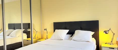 Tabla de planchar con plancha, wifi gratis y ropa de cama