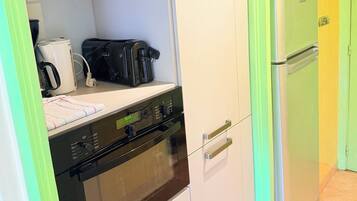 Coffee/tea maker, fridge, microwave, oven