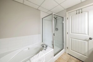 Badewanne, Haartrockner, Handtücher, Seife