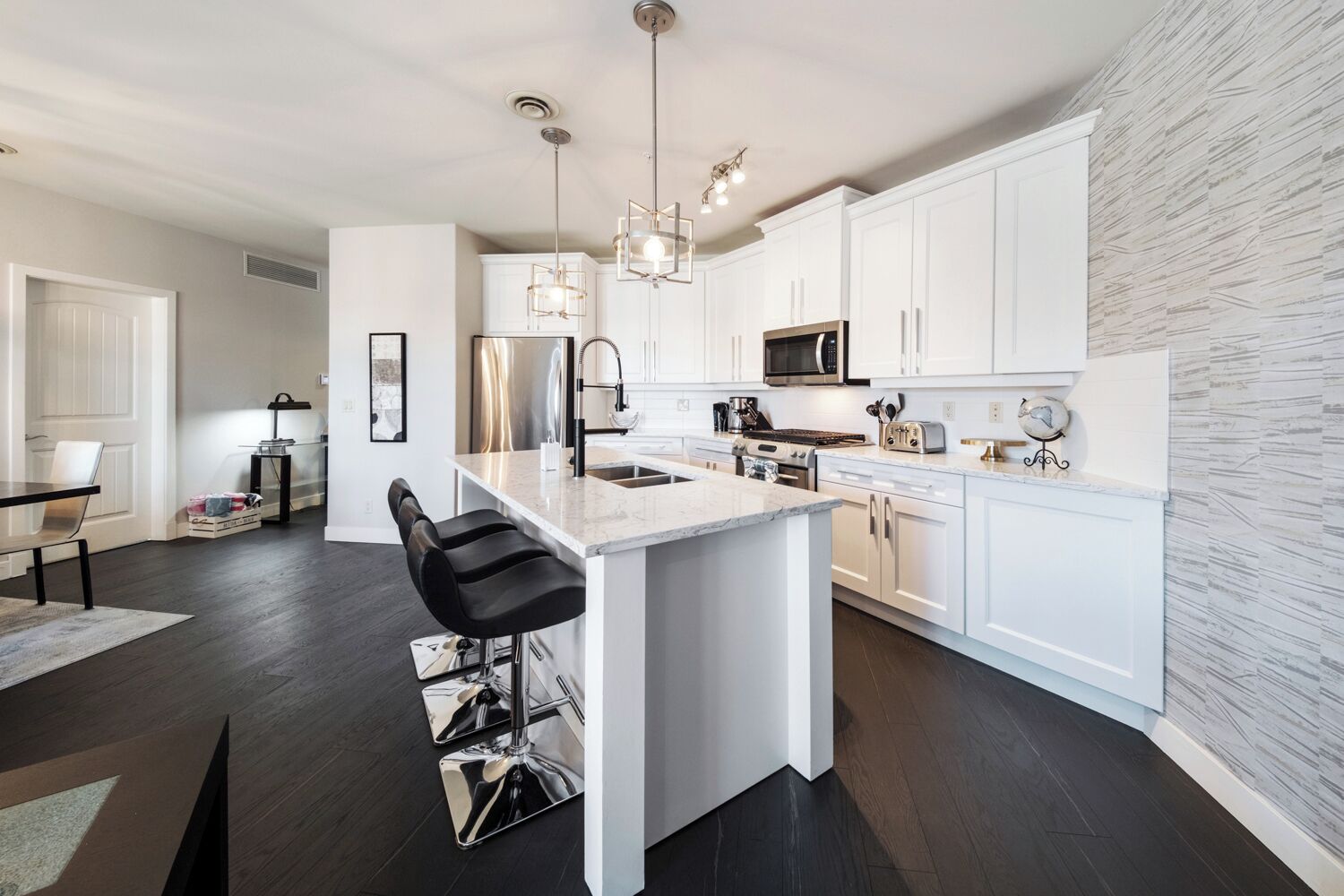 Réfrigérateur, micro-ondes, four, plaque de cuisson