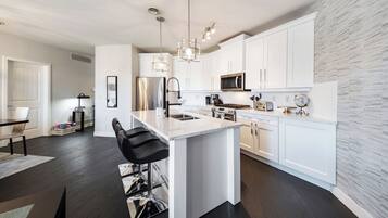 Réfrigérateur, micro-ondes, four, plaque de cuisson