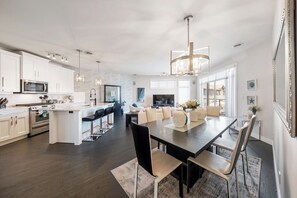 Dining -  Luxury Beachfront Penthouse Suite. Approved for short-term rentals. (West Kelowna)