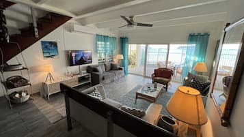 Smart-tv, boeken en een stereo