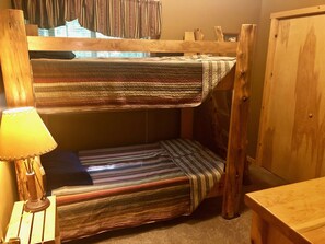 4 عدّة غرف نوم وواي فاي مجانًا وملاءات أسرّة