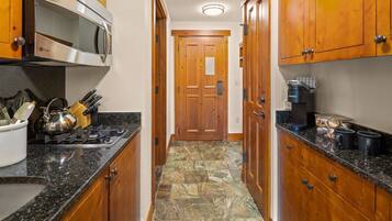 Een koelkast, een magnetron, een kookplaat, een vaatwasser