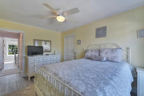 4 bedrooms, desk, iron/ironing board, free WiFi