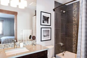 Baignoire, articles de toilette gratuits, sèche-cheveux