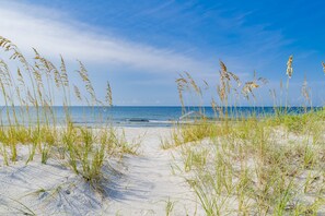Sur la plage, chaise longue
