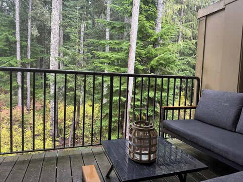 Ideal location in Collins Lake, close to pool with views of Forest & the Slopes
