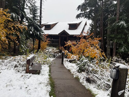 Ideal location in Collins Lake, close to pool with views of Forest & the Slopes