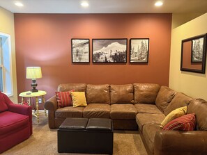 Smart TV, fireplace, DVD player, table tennis - Ideal location in Collins Lake, close to pool with views of Forest & the Slopes (Government Camp)