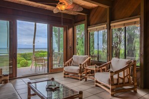 Smart TV, DVD player, stereo - Beautiful Maui Beachfront Townhouse! Great Views! 200+ Five Star Reviews !!! (Kihei)