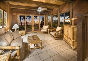 Smart TV, DVD player, stereo - Beautiful Maui Beachfront Townhouse! Great Views! 200+ Five Star Reviews !!! (Kihei)