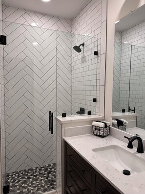 Badewanne, Whirlpool, Haartrockner, Handtücher