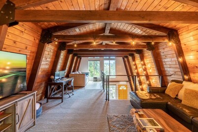 Cozy A-Frame w/Spa+14 acres+EV+Trails+Lake Access