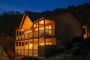 Exterior - Luxury 4 King Suites, 4 Bath Log Cabin Close to Town & Trolley (Gatlinburg)