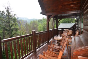 Property grounds - Luxury 4 King Suites, 4 Bath Log Cabin Close to Town & Trolley (Gatlinburg)