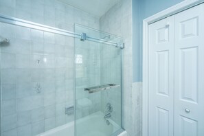 Combined shower/tub, hair dryer, towels, soap - Beautiful Cottage between Lake Moultrie and Lake Marion  (Cross)