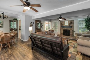 TV connectée, cheminée, jeux vidéo, lecteur de DVD