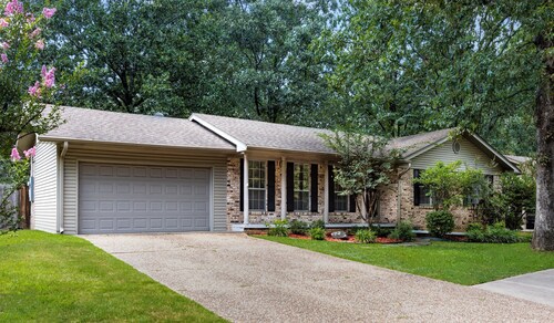 4 Bd , 2.5 Ba Home on the Lake in Safe, Convenient Area.  Sleeps 12