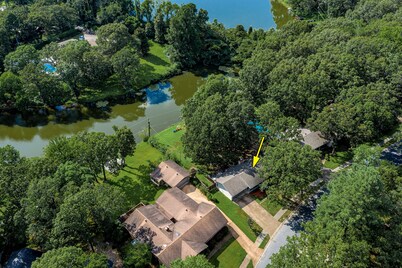 4 Bd , 2.5 Ba Home on the Lake in Safe, Convenient Area. Sleeps 12