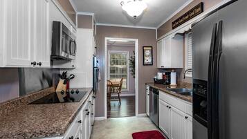 雪櫃、微波爐、焗爐、爐具