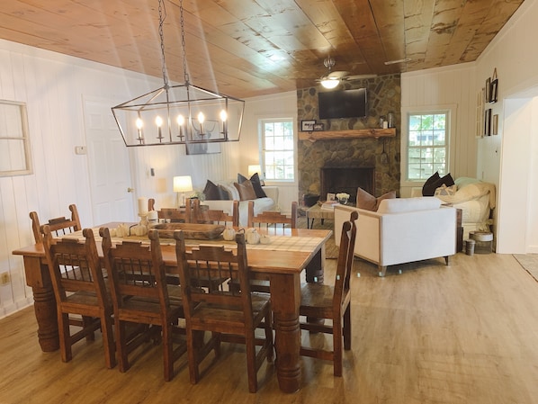 Dining - Contentment Cabin on Lake Hartwell (Martin)