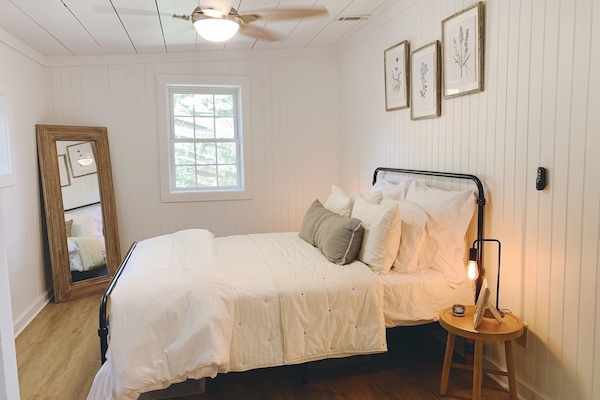 2 bedrooms, iron/ironing board, WiFi, bed sheets