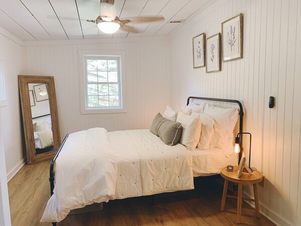 2 bedrooms, iron/ironing board, WiFi, bed sheets - Contentment Cabin on Lake Hartwell (Martin)