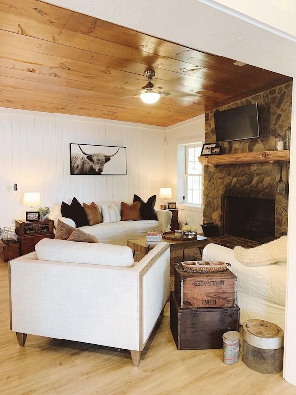 Smart TV, books, stereo - Contentment Cabin on Lake Hartwell (Martin)