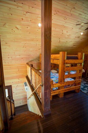2 bedrooms, bed sheets - Blue Heron Lodge,Wolf River, Partridge Lake Channel Fremont Wisconsin  (Fremont)
