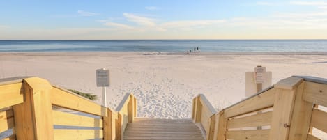 På stranden