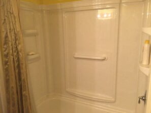 Ensemble douche/baignoire, sèche-cheveux, serviettes fournies, savon