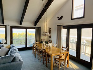 Smart-TV, peis, DVD-spiller og leker