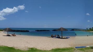 PĂ„ stranden, solstolar och strandhanddukar