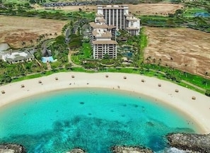 En la playa, sillas reclinables de playa, toallas de playa
