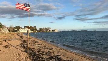 Nær stranden og strandhåndklær