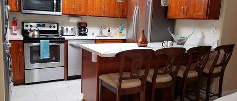 Kjøleskap, mikrobølgeovn, ovn og kokeplater