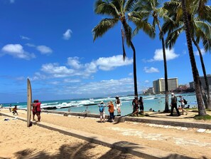 Beach nearby, sun-loungers, beach towels - 2 minute walk to the Waikiki beach with Free Parking.  (Honolulu)