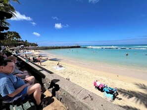 Beach nearby, sun-loungers, beach towels - 2 minute walk to the Waikiki beach with Free Parking.  (Honolulu)