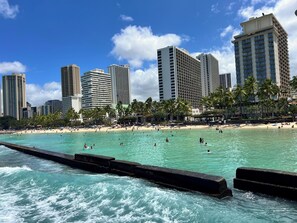 Beach nearby, sun-loungers, beach towels - 2 minute walk to the Waikiki beach with Free Parking.  (Honolulu)