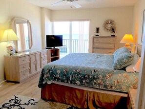 2 bedrooms, iron/ironing board, WiFi, bed sheets - BEST BEACH DEALS! Listen To The Waves 75ft to Ocean 55"TV Heated Pool Wifi (Madeira Beach)