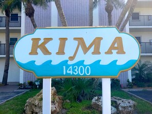 Exterior detail - BEST BEACH DEALS! Listen To The Waves 75ft to Ocean 55"TV Heated Pool Wifi (Madeira Beach)