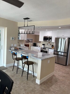 Fridge, microwave, oven, stovetop - Free pontoon boat for your stay. Book your vacation on the Gulf. (New Port Richey)