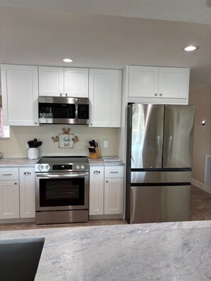 雪櫃、微波爐、焗爐、爐具