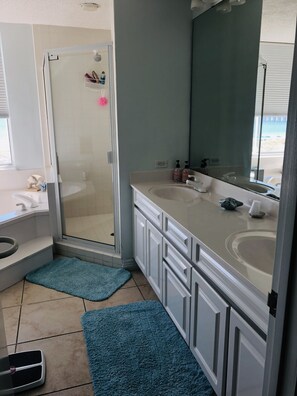 Combined shower/tub, jetted tub, hair dryer, towels