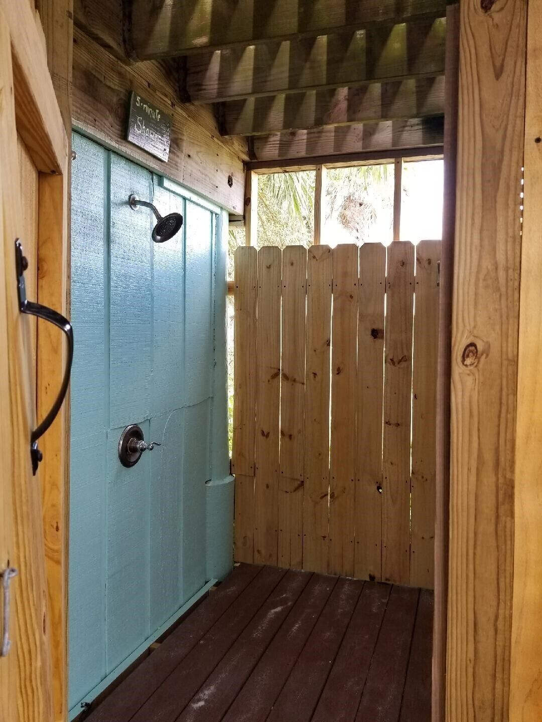 A wooden door with a sign indicating a 5-minute shower.